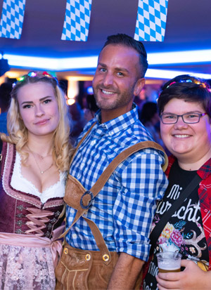 Feiernde Gäste in Trachten